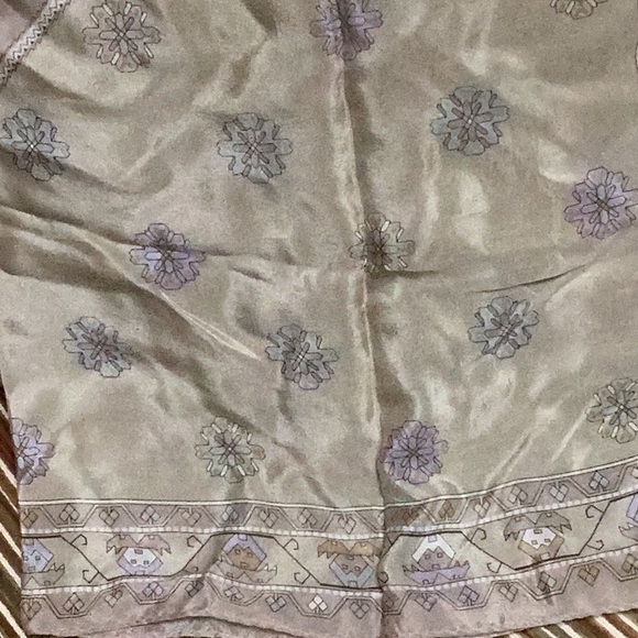 100 % Silk delicate scarf Made in Japan 26 inch square - Picture 9 of 12